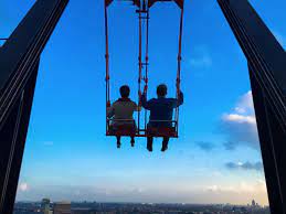 Die schaukel auf dem a'dam lookout, der aussichtsplattform des a'dam tower in amsterdam. Die Hochste Schaukel Europas Der A Dam Lookout In Amsterdam