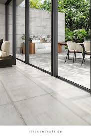 Der firmensitz befindet sich in der nähe von ferrara, in einem gebiet weit weg von den anderen italienischen keramikherstellern entfernt.die fabrik, die immer von der familie des gründers geleitet wird, entwickelt kontinuierlich ihre forschung nach innovativen. Wohnzimmer Mit Fliesen In Sichtbetonoptik In Zementgrau Form Cement Von Sant Agostino Betonoptik Fliesen Betonoptik Trennen Zimmer