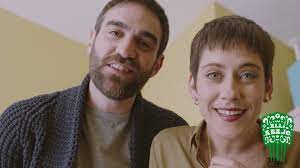 Es posible que esta serie haya sido criticada por parecerse a la película ocho apellidos vascos, sin embargo hay quereconocer que allí abajo cumple con. El Manzanar De Victor Alli Abajo Temporada 4 Todo Tipo De Situaciones Pero Las Risas En Un Segundo Plano