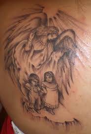 Vous veillez sur quelqu'un ou, à l'inverse, quelqu'un veille sur vous. Tattoo Designs For Girls Guardian Angel Tattoo Guardian Angel Design Tattoo Design Art Flash Religiose Tattoos Engelstattoo Design Tattoos Fur Mutter