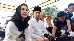 Salah satu keluarga yang melakukan lomba virtual adalah keluarga emil dardak dan arumi bachsin. Sosok Ayah Arumi Bachsin Di Mata Emil Dardak Kumparan Com