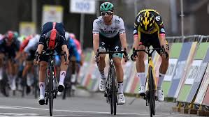 Van aert leads van der poel through the slurry of loenhout. Schachmann Glanzender Dritter Zielfoto Entscheidet Fur Van Aert Kicker