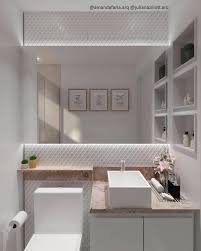 Banheiro Com Aquele Combo Que Adoramos Revestimento 3d E Iluminacao Valorizando Os Detalhes Banheiro Clean Decoracao De Banheiro Simples Banheiros Modernos