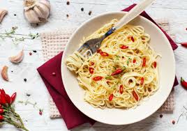 Next, slather on the béchamel and a few flakes of butter. Spaghetti Aglio Olio E Peperoncino Il Trucco Per Farli Ancora Piu Buoni