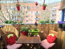 Sommerlich Dekorierter Balkon Mit Roten Akzenten Und Vielen Pflanzen Balkon Sichtschutz Dekoration Dekoration Bepflanzung Dekorieren