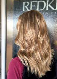 The shiny honey blonde hair color stands among the most desired, trendy shades of the blonde hair color chart these days. Balayaged Highlighted Caramel Blonde Long Hair Balayage Highlights Vaaleatraidat Warm Blonde Hair Honey Blonde Hair Blonde Hair Shades