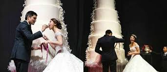Maybe on my wedding day i will ask cake boss to make me a 30 feet tall cake, just for the heck of it. 9 Of The Biggest Wedding Cakes In The World Wedded Wonderland