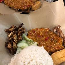 Udah gak sabar pingin makan enak? Foto Di Ayam Gepuk Pak Gembus Ampang Point Ampang Selangor