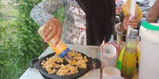 Caranya begitu mudah, semua pasti bisa membuat maklor. Wisata Kuliner Maklor Makanan Khas Bandung
