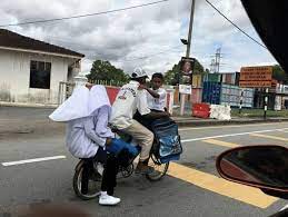 Hantar anak ke sekolah dengan kereta. Tiada Kereta Bukan Alasan Bapa Nekad Hantar 3 Anak Ke Sekolah Dengan Basikal Kisah Dunia