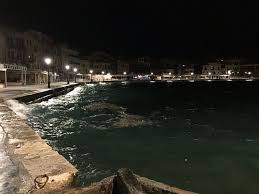 Το ενετικό λιμάνι στα χανιά με το φάρο του είναι σήμα κατατεθέν της πόλης. Chania Harbor Chania Crete Greece Eikona Toy Palio Enetiko Limani Xania Tripadvisor