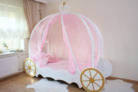 Jedes mädchen ist eine kleine prinzessin und möchte dementsprechend auch wie eine echte prinzessin schlafen. Prinzessin Bett Kutsche Kurbis Oli Niki