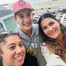 We got our team feathers in for our Texas Tigers 🐅 and Dallas Stars Elite  💚!!! #texastigershockey #dse08 #hockeymoms #hairfeathers