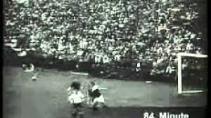 La semifinal hungria vs uruguay, el llamado partido del siglo fue una dura prueba para los hungaros y un concierto de patadas de los uruguayos, tal como es su banderin que entrego ferenc puskas a fritz walter como capitan de alemania previo a disputar la final de la copa mundial suiza 1954. Alemania Vs Hungria 1954 Gol Triunfo Helmut Rahn Youtube