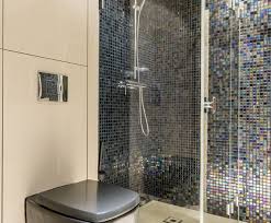 On a passé en revue des murs en mosaique à motifs exotiques , à arabesques orientales, ou encore des panneaux décoratifs aux accents chatoyants. Douche Italienne Voici Notre Estimation Honnete Des Prix De Travaux