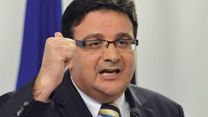 Meta niftakar li nies bhal Tonio Fenech kienu sa ftit snin ilu biss, imexxu  pajjiz, u f'dal kas fost l-aktar Ministri b'sahhithom, ninghaqad  mal-Madonna li deritlu, u nibda nibki jien ukoll. Ossessjoni