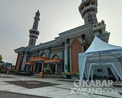Masjid agung sumenep selain 5 objek wisata terkenal yang telah disebutkan di atas, sebenarnya madura juga menyimpan banyak destinasi wisata menarik yang sebaiknya tidak kamu lewatkan. Mengenal Masjid Agung Baitul Mukminin Jombang Kental Budaya Jawa Kabar Jombang