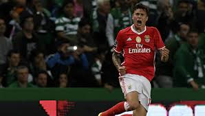 Victor lindelof's agent has said there is concrete interest in the benfica defender from some of europe's biggest clubs, swedish website fotbollskanalen has reported. Benfica S Tribute To Manchester United Bound Victor Lindelof Sport360 News