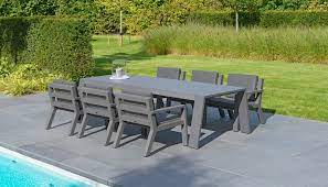 inspiration fur die terrasse terrasse am pool mit dunkler sitzgruppe hecken als sichtschutz garten sitzgruppe gartentisch aluminium sitzgruppe