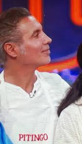 Me parece muy guapo, de perfil mas.