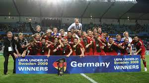 La turneul final din italia participă 12 echipele vor fi împărțite în trei grupe, iar foștii internaționali au așteptări mari de la formația antrenată de mirel rădoi, fiind siguri că în vară. U21s At The Euros Good Things Come In Threes Dfb Deutscher Fussball Bund E V