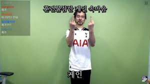 이 사고로 균형을 잃은 5톤 화물차는 건너편 5층 건물로 돌진했는데요. Dcrls8fkqwaarm