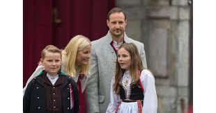 Princesse ingrid alexandra, 29 aout 2018, messe pour les 50 ans de mariage du roi harald et de la princesse ingrid alexandra, fin septembre 2017, surf à hoddevik (norvège), photos officielles. Princess Mette Marit Of Norway With Prince Sverre Magnus And Princess Ingrid Alexandra 46 Sweet Royal Mom Moments That Will Remind You It S Not All About The Title Popsugar Family Photo 29