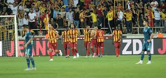 Hafta içinde uefa şampiyonlar ligi'nden elenen fenerbahçe, lige kötü bir dönüş yaptı ve malatyaspor'a yenilerek sezonun ilk mağlubiyetini tattı. Evkur Yeni Malatyaspor Sahasinda Fenerbahce Yi 1 0 Maglup Etti Ozet Aspor