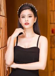 Lê lâm quỳnh như (sinh ngày 9 tháng 9 năm 1970 tại đông hà, quảng trị) thường được biết đến với nghệ danh là như quỳnh, là một nữ ca sĩ hải ngoại người mỹ gốc việt thành công với dòng nhạc trữ tình. TrÆ°Æ¡ng Quá»³nh Anh Khep Láº¡i Qua Khá»© Vá»›i Tim Vnexpress Giáº£i Tri