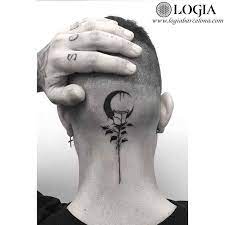 Tatuajes En La Nuca 2019 Tatuajes Logia Barcelona Por lo que si tuviéramos que recomendarte algunas partes para los tatuajes pequeños serían la nuca y la parte posterior de las orejas. tatuajes en la nuca 2019 tatuajes