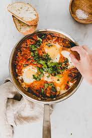 Wenn man das gericht mit der rassigen tomatensauce und den pochierten eiern. Shakshuka Rezept Fur Fruhstuck Fans Aline Made