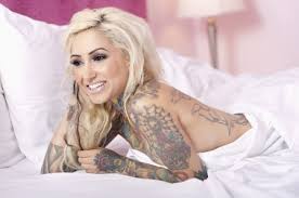 Glückliche Nackte Frau Mit Tattoo Auf Bett Liegend Lizenzfreie Fotos,  Bilder Und Stock Fotografie. Image 20743248.