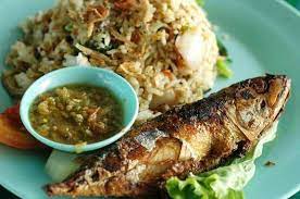 Nasi goreng is often described as an indonesian rice dish cooked with pieces of. Ibu Resepi Nasi Goreng Ikan Rebus Bahan Bahan 4 Cawan Facebook
