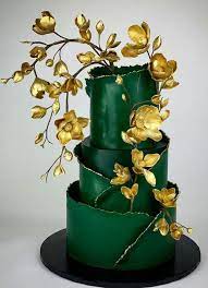 40 Pretty New Wedding Cake Trends 2021 Emerald Green Wedding Cake With Gold Leaves