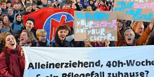 Tausende frauen haben in der schweiz bei einem frauenstreik für mehr gleichberechtigung demonstriert. Frauenstreik Kampft Sich Durch Wind Und Regen Am Goerdelerring