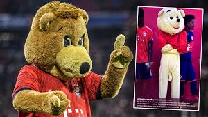 See more of fc bayern münchen on facebook. Spott Fur Fc Bayern In Afrika Vermeintliches Maskottchen Nackt Bei Pr Termin Sportbuzzer De