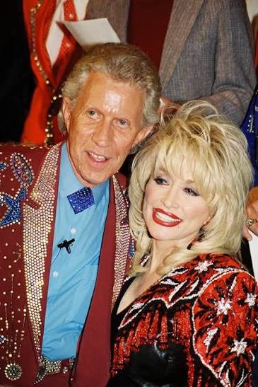 Four days after Porter Wagoner passed away, Dolly Parton stood before a grieving crowd at the Grand Ole Opry House to say goodbye to the man who once gave her a start.