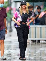 I'm a 24 year old diver but my channel has all kinds of videos including vlogs, exercises, food and more! Elsa Hosk Flashes Taut Midriff In Tie Dye Top As She And Beau Tom Daly Get Caught In The Rain Readsector