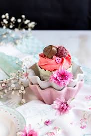 Himbeer Schoko Cupcakes Fur Verliebte Zum Valentinstag Oder Muttertag Schoko Cupcakes Romantische Rezepte Himbeeren