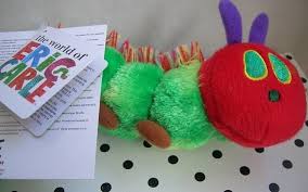Kartonboek + pluche rups in tasje.het wereldberoemde verhaal over de kleine rups die verandert in een prachtige vlinder. Rupsje Nooitgenoeg Knuffel Eric Carle Rupsje Nooitgenoeg Knuffelzolder