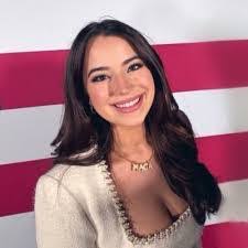 Lora Easley's Instagram, Twitter & Facebook