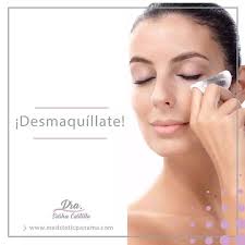 Si eres de las que te maquillas día a día, el desmaquillado es uno de los  cuidados de belleza más importantes del rostro. La piel limpia y cuidada  transmite belleza y salud. ¡
