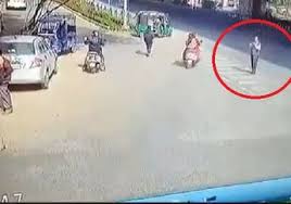 Saat kita berjalan di sembarang tempat kita tidak memperhatikan jalanan nya ( lihat. Berita Menyeberang Jalan Terbaru Hari Ini Grid Id