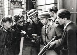 The warsaw uprising was a major world war ii operation, in the summer of 1944, by the polish underground resistance, led by the polish resistance home army, to liberate warsaw from german occupation. Powstanie Warszawskie 63 Dni Zycia I Walki Czyli Historia Fotografow Fotoblogia Pl