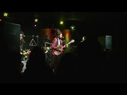 Salle de concert, bar, salle de répétition, et école de musique, c'est un endroit qui offre pas mal de services, où l'on peut également se retrouver entre amis le soir pour un apéro ou pour assister à des concerts proposant des artistes venant de tout genre d'univers musicaux L Usine A Musique A Toulouse Un Lieu De Partage Pour Amateurs Et Professionnels Youtube