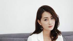 Gaya rambut pendek pixie classic ini, cocok buat anda yang ingin memberikan volume pada bagian rambut tambahkan model poni see through belah samping untuk memberikan kesan lebih awet muda. 50 Trend Model Rambut Layer Panjang Dan Pendek Sebahu Update 2020