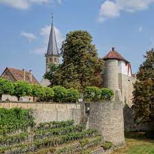 weikersheim deutschland schlossgraben mit stadtturm blaue kappe und stadtkirche st georg turm bad mergentheim bilder
