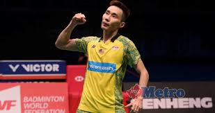 For the badminton rackets, a player can choose between the two types of rackets according to size: Terbuka Malaysia Ke 12 Chong Wei