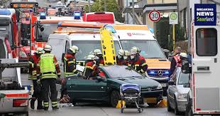 Updated on apr 25, 2019. Statt Rausschneiden Feuerwehr Klappt Cabrio Dach Auf Um Verletzte Frau Zu Retten Breaking News Saarland