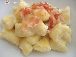 Polenta formaggiosa con croccantini di pancetta. Gnocchi Di Polenta Con Fonduta Di Formaggio E Pancetta Croccante Ricette Cibo Ricette Di Cucina